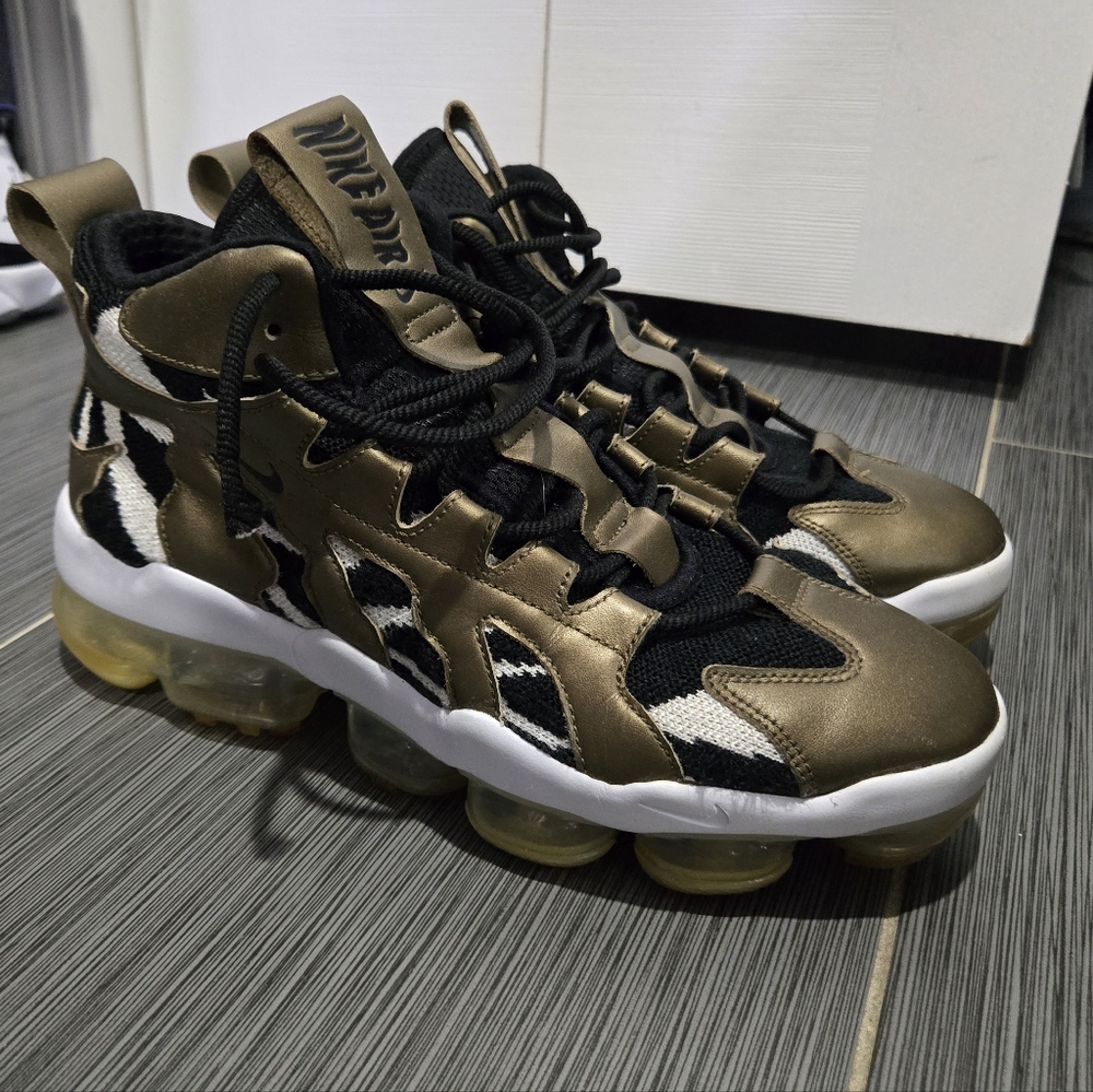 Nike Air Max Black and Gray Sneakers